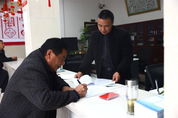 广证策略 “骑行帮办”易盛荣入选“中国好人榜” 33年山沟骑行18万公里为民解忧